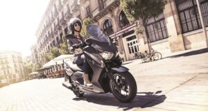 26442_2016-Yamaha-XMAX-125-ABS-EU-Stonehenge-Grey-Action-001
