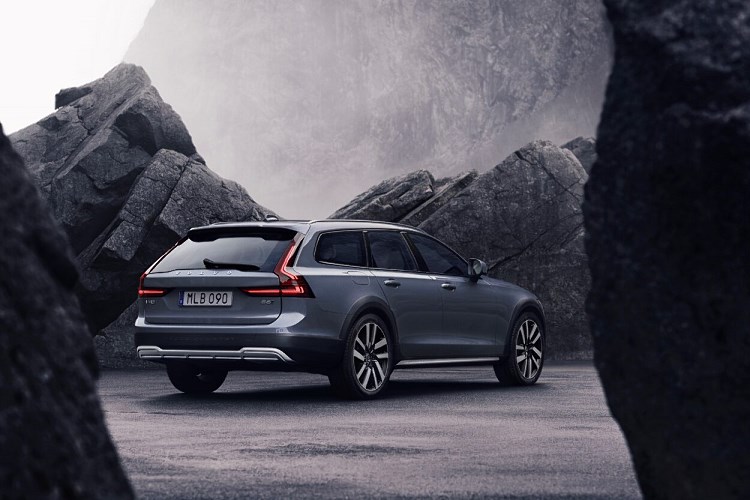 49739_262610_the_refreshed_volvo_v90_b6_awd_cross_country_in_thunder_grey-1250x833