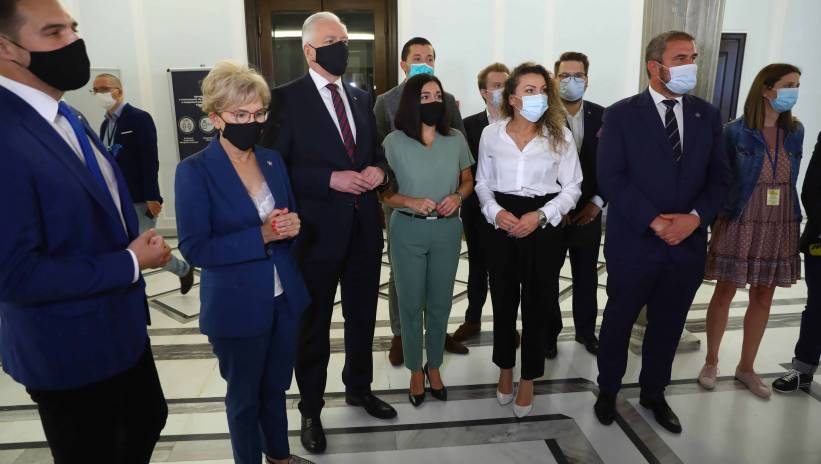 55542_40057130_40057122