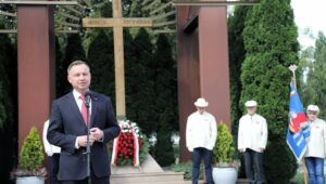 55917_40204649_40204640