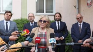 57042_40582230_40582229