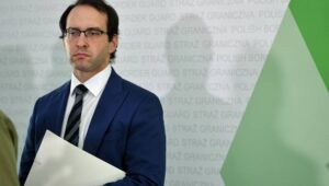 57622_40818678_40818676