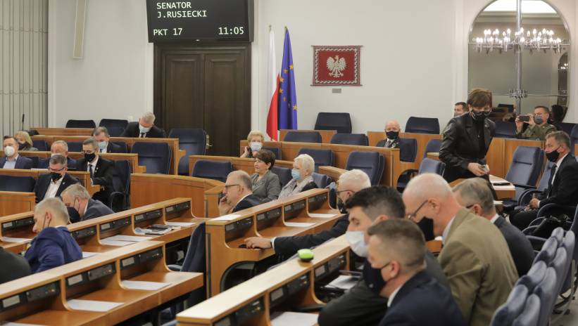 61221_41945303_41945290