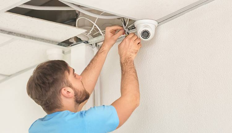 67682_electrician-installing-security-camera-indoors_1_edited-resizer-750q72