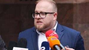 69114_44006015_44005190