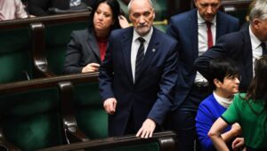 69497_44106409_44106408