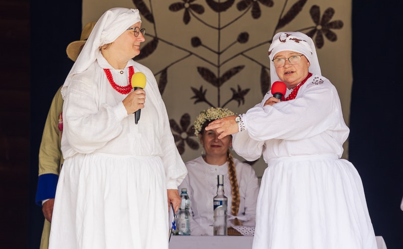 Od lewej: dr Jolanta Dragan i Elżbieta Czachor na otwarciu III Festiwalu Kultury Lasowiackiej w Kolbuszowej. Fot. Tadeusz Poźniak