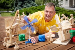 W konkursie trzeba zbudować z klocków konstrukcję inspirowaną drewnianymi zabawkami Jana Puka - tłumaczy Piotr Jaźwiński. Fot. Tadeusz Poźniak