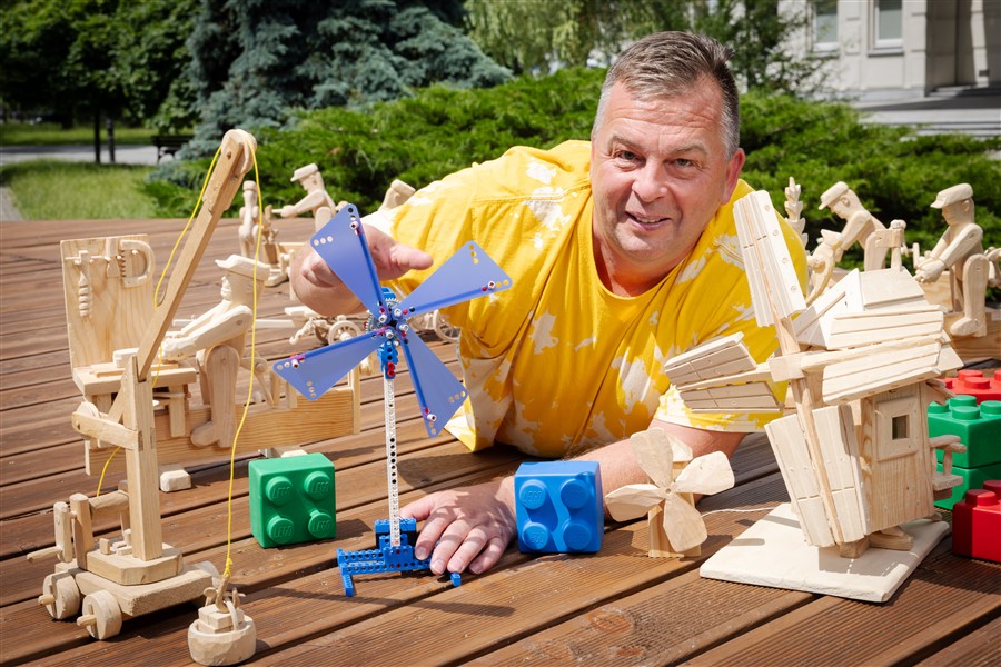 W konkursie trzeba zbudować z klocków konstrukcję inspirowaną drewnianymi zabawkami Jana Puka - tłumaczy Piotr Jaźwiński. Fot. Tadeusz Poźniak