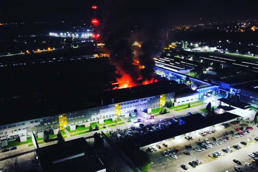 Pożar strawił część zakładów Firmy Oponiarskiej Dębica. Fot. OSP w Paszczynie/Facebook