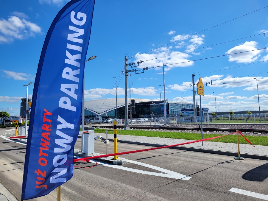 Nowy parking przy lotnisku otwarto 15 września. Fot. Alina Bosak