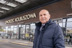 Jan Zuba, burmistrz Kolbuszowej na tle nowego dworca. Fot. Tadeusz Poźniak