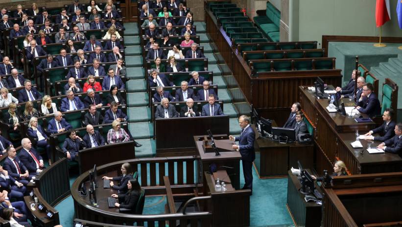 Fot. PAP/Rafał Guz
Warszawa, 11.12.2023. Przewodniczący PO Donald Tusk (C) na sali obrad Sejmu w Warszawie, 11 bm. Sejm wybrał Donalda Tuska na premiera. (sko) PAP/Rafał Guz