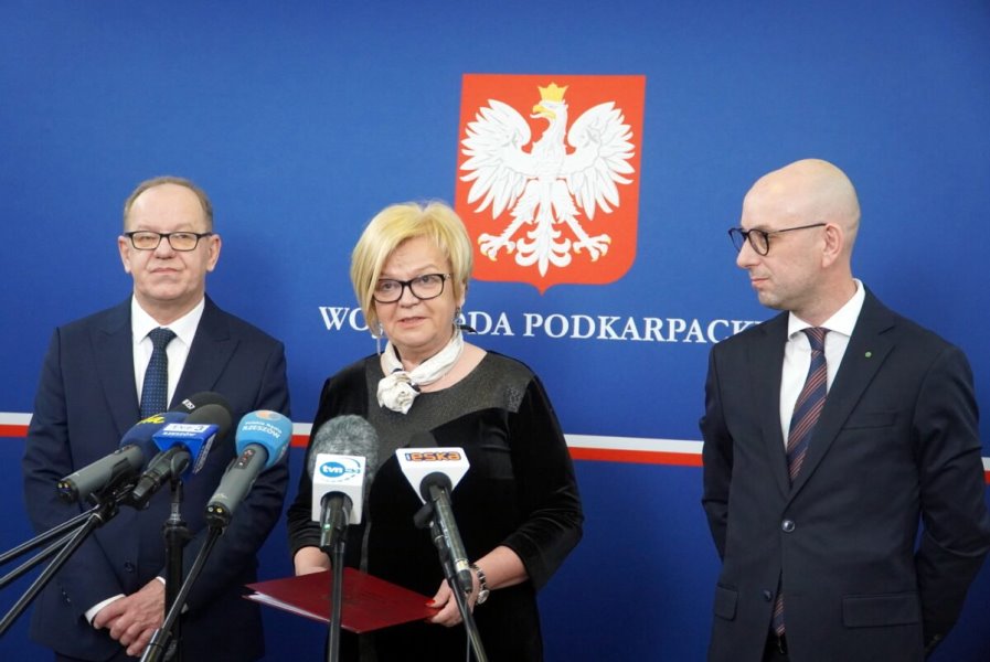 Od lewej: Wiesław Buż, Teresa Kubas-Hul i Paweł Bartoszek. Fot. Archiwum Podkarpackiego Urzędu Wojewódzkiego