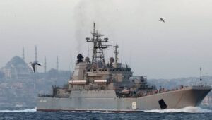 Fot. PAP/EPA/SEDAT SUNA
epa05068476 The Russian warship 'Caesar Kunikov', a large landing ship of the Project 775 class (NATO name: Ropucha-I), passes the Bosphorus Strait in Istanbul, Turkey, 14 December 2015. Seen in background (L) is the Hasgia Sophia museum. The ship has been the subject of a controversy in the news when it was reported it was carrying soldiers holding rocket launchers when it passed the Bosphorus Strait the last time on 06 December 2015. Tension between Turkey and Russia remains following the downing of a Russian Sukhoi SU-24 bomber jet on 24 November by a Turkish F-16 fighter on the border with Syria. EPA/SEDAT SUNA Dostawca: PAP/EPA.