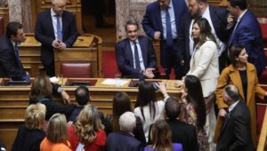 Fot. PAP/EPA/GEORGE VITSARAS
epa11156689 Greek Prime Minister Kyriakos Mitsotakis (C) talks with members of the government after the debate on the marriage equality bill at the Greek parliament, in Athens, Greece, 15 February 2024. On the evening of 15 February, the Greek parliament voted on the same-sex civil marriage bill after the leaders of parties delivered their speeches. A bill allowing same-sex couples to marry in a civil ceremony was voted in the Greek parliament late on 15 February night by roll-call vote. From a total of 254 deputies who voted, 176 supported the bill, 76 voted against it, and 2 declared 'present'. EPA/GEORGE VITSARAS Dostawca: PAP/EPA.