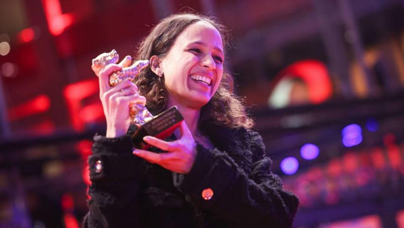 Fot. PAP/EPA/CLEMENS BILAN
epa11179168 Mati Diop poses with her Golden Bear for Best Film for “Dahomey” after the award ceremony during the 74th Berlin International Film Festival 'Berlinale' in Berlin, Germany, 24 February 2024. EPA/CLEMENS BILAN Dostawca: PAP/EPA.