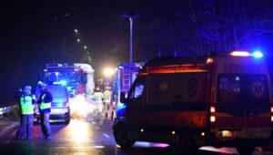 Fot. PAP/Adam Warżawa
Gdańsk, 12.03.2021. Miejsce zderzenia autobusu miejskiego z samochodem osobowym na ulicy Spacerowej w kierunku obwodnicy Trójmiejskiej w Gdańsku, 12 bm. Jest jedna ofiara śmiertelna. Na miejsce zadysponowano pięć zastępów straży pożarnej. (aldg) PAP/Adam Warżawa