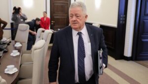 Fot. PAP/Paweł Supernak
Warszawa, 20.02.2024. Minister rolnictwa i rozwoju wsi Czesław Siekierski (C) przed posiedzeniem rządu, 20 bm. w KPRM w Warszawie. Rząd na posiedzeniu zajmie się m.in. projektem zakładającym przedłużenie wakacji kredytowych na 2024 rok. (sko) PAP/Paweł Supernak