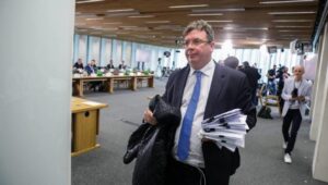 Fot. PAP/Tomasz Gzell
Warszawa, 28.02.2024. Poseł PiS Michał Wójcik (c) na posiedzeniu sejmowej komisji śledczej do zbadania legalności, prawidłowości oraz celowości działań podjętych w celu przygotowania i przeprowadzenia wyborów Prezydenta Rzeczypospolitej Polskiej w 2020 r. w formie głosowania korespondencyjnego, 28 bm. w Sejmie w Warszawie. (ad) PAP/Tomasz Gzell