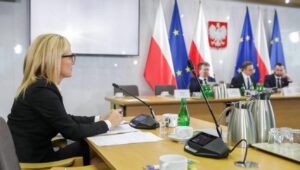 Fot. PAP/Tomasz Gzell
Warszawa, 28.02.2024. Prokurator Ewa Wrzosek (L) na przesłuchaniu na posiedzeniu sejmowej komisji śledczej do zbadania legalności, prawidłowości oraz celowości działań podjętych w celu przygotowania i przeprowadzenia wyborów Prezydenta Rzeczypospolitej Polskiej w 2020 r. w formie głosowania korespondencyjnego, 28 bm. w Sejmie w Warszawie. (ad) PAP/Tomasz Gzell