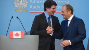 Warszawa, 26.02.2024. Premier Donald Tusk (P) oraz premier Kanady Justin Trudeau (L) podczas konferencji prasowej po spotkaniu w siedzibie KPRM w Warszawie, 26 bm. Fot. PAP/Piotr Nowak