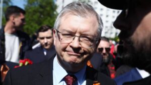 Warszawa, 09.05.2023. Ambasador Federacji Rosyjskiej w Polsce Siergiej Andiejew (C) podczas próby złożenia kwiatów przy Cmentarzu-Mauzoleum Żołnierzy Radzieckich w Warszawie, 9 bm. 9 maja Rosja obchodzi dzień zwycięstwa nad hitlerowskimi Niemcami. Fot.  PAP/Tomasz Gzell