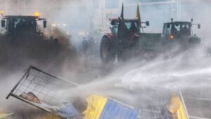 Police forces use water cannon during a protest of European farmers around the Justus Lipsius Council building on the side of a meeting of EU agriculture and fisheries ministers in Brussels, Belgium, 26 February 2024. Farmers are protesting to highlight their declining incomes, overly complex legislation and administrative overload. The discontent among farmers, initially sparked in France, has spilled over into several European countries, including Belgium. Fot. PAP/EPA/OLIVIER MATTHYS