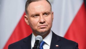 Davos, Szwajcaria, 17.01.2023. Prezydent RP Andrzej Duda podczas wypowiedzi dla mediów w Domu Polskim w Davos, 17 bm. w ramach Światowego Forum Ekonomicznego. Konferencja w Davos jest spotkaniem prezesów najbogatszych światowych korporacji, przywódców politycznych oraz wybranych intelektualistów i dziennikarzy. Fot. PAP/Radek Pietruszka