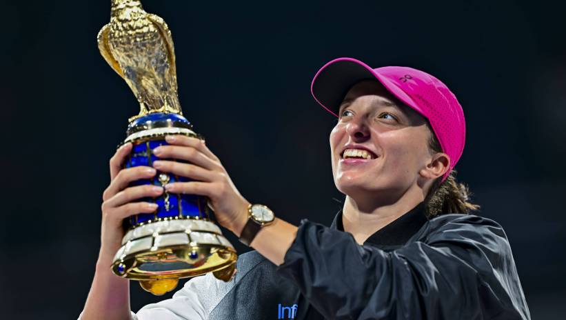 Iga Swiatek of Poland poses with the trophy after winning the Women's singles final of the Qatar Open tennis tournament in Doha, Qatar, 17 February 2024. Fot. PAP/EPA/NOUSHAD THEKKAYIL