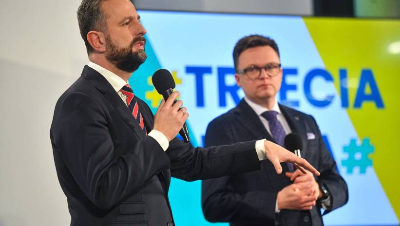 Grodzisk Mazowiecki, 11.01.2024. Wicepremier, szef MON, prezes PSL Władysław Kosiniak-Kamysz (L) oraz marszałek Sejmu Szymon Hołownia (2L) podczas konferencji "Trzecia Droga dla dużych i małych ojczyzn" w Mediatece w Grodzisku Mazowieckim, 11 bm. Fot.  PAP/Piotr Nowak