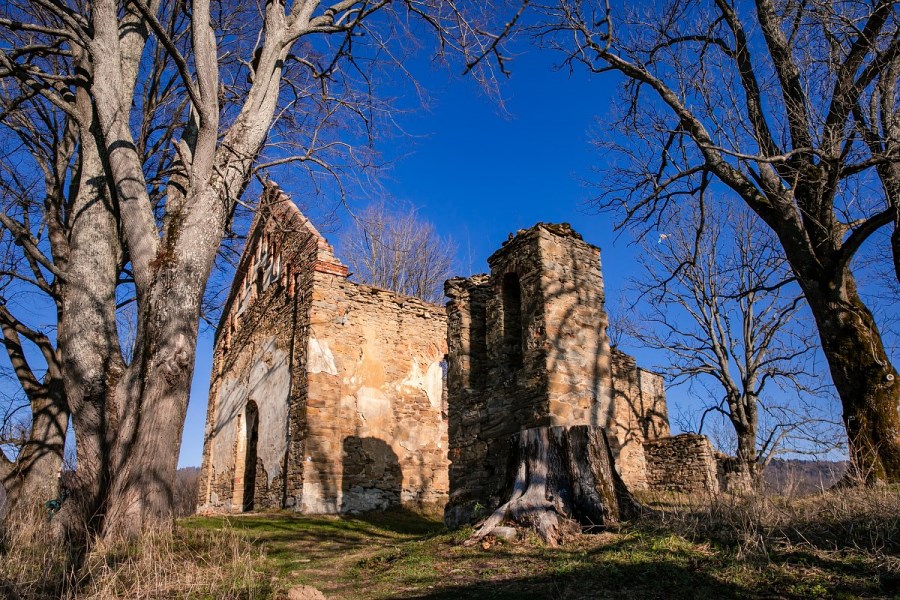 Ruiny greckokatolickiej cerkwi w Krywem. Fot. Tadeusz Poźniak