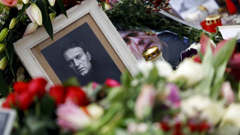 A photo showing late Russian opposition leader Alexei Navalny sits among floral tributes outside the Russian embassy in Berlin, Germany, 21 February 2024. Outspoken Kremlin critic Alexei Navalny died in a penal colony, the Federal Penitentiary Service of the Yamalo-Nenets Autonomous District announced on 16 February 2024. In late 2023 Navalny was transferred to an Arctic penal colony, considered one of the harshest prisons. Fot. PAP/EPA/HANNIBAL HANSCHKE