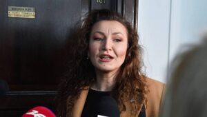 Warszawa, 20.02.2024. Była posłanka PiS Monika Pawłowska przed gabinetem marszałka Sejmu w Warszawie, 20 bm. Monika Pawłowska może przejąć mandat poselski po Mariuszu Kamińskim. Fot. PAP/Piotr Nowak