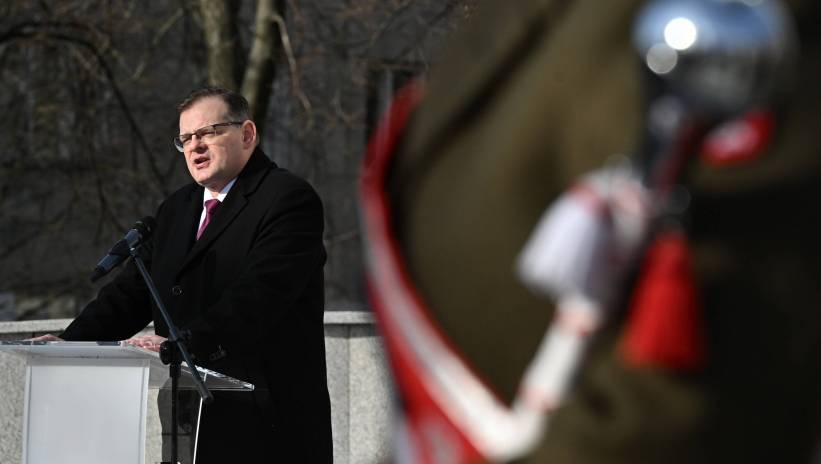 Warszawa, 14.02.2024. Szef UdSKiOR Jan Józef Kasprzyk na obchodach 82. rocznicy przekształcenia Związku Walki Zbrojnej w Armię Krajową, organizowanych przez Urząd do Spraw Kombatantów i Osób Represjonowanych oraz Zarząd Główny Światowego Związku Żołnierzy Armii Krajowej pod pomnikiem Armii Krajowej i Polskiego Państwa Podziemnego w Warszawie, 14 bm. Fot. PAP/Radek Pietruszka