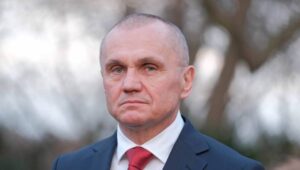 Warszawa, 08.03.2022. Generał Roman Polko podczas konferencji prasowej po posiedzeniu Rady ds. Bezpieczeństwa i Obronności Narodowej Rady Rozwoju, 8 bm. w Belwederze w Warszawie. Fot. PAP/Mateusz Marek