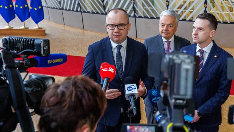 Poland's Justice Minister Adam Bodnar, European Commissioner for Justice Didier Reynders and Polish Minister for European Affairs Adam Szłapka speak with the press prior the EU General Affairs council meeting in Brussels, Belgium, 20 February 2024. Fot. PAP/EPA/OLIVIER MATTHYS