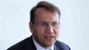 Warszawa, 18.05.2021. Europoseł Radosław Sikorski podczas konferencji prasowej w siedzibie OSK w Warszawie, 18 bm. Temat: „Fundacja Instytut na rzecz Kultury Prawnej Ordo Iuris”. Fot. PAP/Leszek Szymański