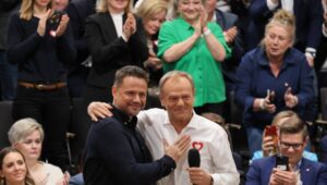 Warszawa, 17.02.2024. Premier Donald Tusk (P) i prezydent Warszawy Rafał Trzaskowski (L) na konwencji rozpoczynającej kampanię samorządową Koalicji Obywatelskiej w Terminalu Kultury Gocław w Warszawie, 17 bm. Fot. PAP/Paweł Supernak