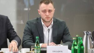 Warszawa, 26.02.2024. Współpracownik byłego wiceszefa MSZ Piotra Wawrzyka, Edgar Kobos podczas przesłuchania przez sejmową komisję śledczą do zbadania legalności, prawidłowości oraz celowości działań, a także występowania nadużyć, zaniedbań i zaniechań w zakresie legalizacji pobytu cudzoziemców na terytorium Rzeczypospolitej Polskiej w okresie od dnia 12 listopada 2019 r. do dnia 20 listopada 2023 r., 26 bm. w Sejmie w Warszawie. Wawrzyk jest pierwszym świadkiem przesłuchiwanym przed komisją. Fot. PAP/Albert Zawada