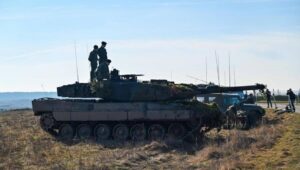 Fot. PAP/Marcin Bielecki
Drawsko Pomorskie, 26.02.2024. Ćwiczenia BRILLIANT JUMP 2024 na poligonie w Drawsku Pomorskim, 26 bm. Celem ćwiczeń, w których bierze udział ok. 3000 żołnierzy z Albanii, Hiszpanii, Wielkiej Brytanii, Turcji i Polski, jest przetestowanie szybkiego przerzutu na wschodnią flankę tzw. szpicy, czyli sił NATO bardzo wysokiej gotowości. (doro) PAP/Marcin Bielecki