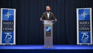 Fot. PAP/Adam Warżawa
Korzeniewo, 05.03.2024. Wicepremier, minister obrony narodowej Władysław Kosiniak-Kamysz podczas wypowiedzi dla mediów w trakcie ćwiczeń NATO pod kryptonimem DRAGON 24 w Korzeniewie, 5 bm. W manewrach pod wspólnym kryptonimem STEADFAST DEFENDER-24 (STDE-24), które odbywają się głównie w Europie Środkowej, bierze udział ok. 90 000 żołnierzy ze wszystkich państw NATO oraz Szwecji. W ramach ćwiczeń sprawdzona została zdolność sił Sojuszu do odstraszania i obrony, w tym odparcia ataku potencjalnego adwersarza na państwa NATO. (amb) PAP/Adam Warżawa