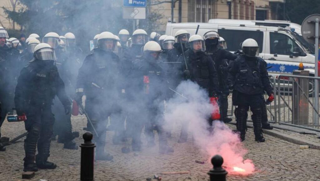 Fot. PAP/Paweł Supernak
Warszawa, 06.03.2024. Demonstracja rolników w Warszawie, 6 bm. Rolnicy z całej Polski kontynuują protesty. Ich powodem jest m.in. niedawna decyzja Komisji Europejskiej o przedłużeniu bezcłowego handlu z Ukrainą do 2025 roku, a także sprzeciw wobec prowadzonej przez Unię Europejską polityce Zielonego Ładu. (ad) PAP/Paweł Supernak