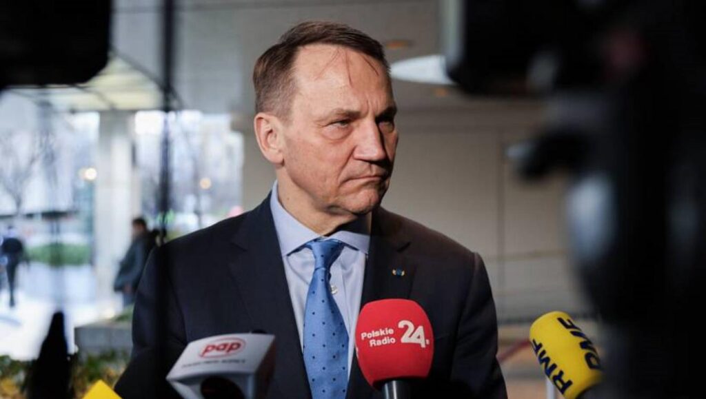 Fot. PAP/Marcin Cholewiński
Waszyngton, USA, 26.02.2024. Minister spraw zagranicznych RP Radosław Sikorski podczas briefingu prasowego po zakończeniu spotkania z sekretarzem stanu USA Antonym Blinkenem w Departamencie Stanu w Waszyngtonie, 26 bm. (amb) PAP/Marcin Cholewiński