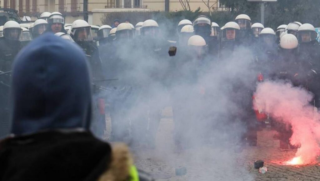 Fot. PAP/Paweł Supernak
Warszawa, 06.03.2024. Demonstracja rolników w Warszawie, 6 bm. Rolnicy z całej Polski kontynuują protesty. Ich powodem jest m.in. niedawna decyzja Komisji Europejskiej o przedłużeniu bezcłowego handlu z Ukrainą do 2025 roku, a także sprzeciw wobec prowadzonej przez Unię Europejską polityce Zielonego Ładu. (sko) PAP/Paweł Supernak