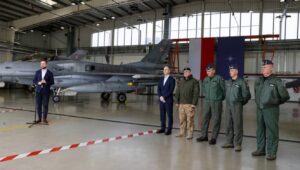 Fot. PAP/Marian Zubrzycki
Łask, 14.03.2024. Wicepremier, minister obrony narodowej Władysław Kosiniak-Kamysz (L), wiceminister obrony narodowej Cezary Tomczyk (5P), szef Sztabu Generalnego Wojska Polskiego gen. Wiesław Kukuła (4P), płk pil. Piotr Ostrouch (P), gen. bryg. pil. Ireneusz Nowak (2P) i gen. dywizji pil. Cezary Wiśniewski (3P) podczas konferencji prasowej, po spotkaniu kierownictwa MON z pilotami wojskowymi, personelem technicznym oraz kadrą kierowniczą polskich sił powietrznych, 14 bm. w 32. Bazie Lotnictwa Taktycznego w Łasku. (mr) PAP/Marian Zubrzycki