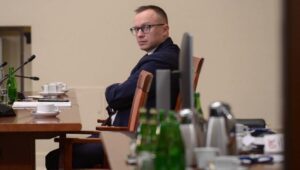 Fot. PAP/Marcin Obara
Warszawa, 19.01.2024. Były wiceminister aktywów państwowych, członek zarządu Narodowego Banku Polskiego Artur Soboń podczas posiedzenia sejmowej komisji śledczej do zbadania legalności, prawidłowości oraz celowości działań podjętych w celu przygotowania i przeprowadzenia wyborów Prezydenta Rzeczypospolitej Polskiej w 2020 r. w formie głosowania korespondencyjnego, 19 bm. w Sejmie w Warszawie. (jm) PAP/Marcin Obara