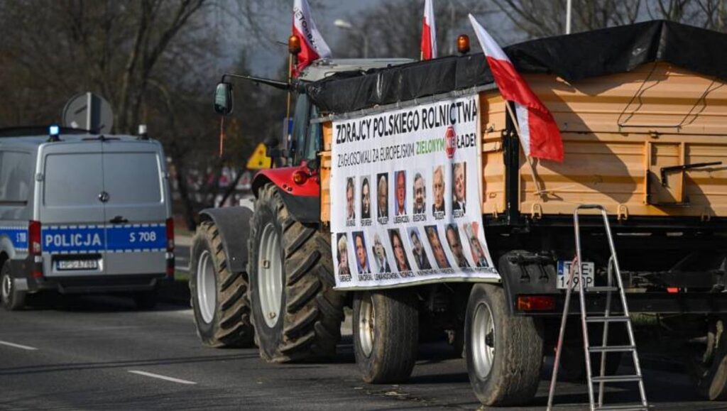 Fot. PAP/Piotr Polak
Kielce, 20.03.2024. Protest rolników w Kielcach, 20 bm. Rolnicy z całej Polski kontynuują protesty. Ich powodem jest m.in. niedawna decyzja Komisji Europejskiej o przedłużeniu bezcłowego handlu z Ukrainą do 2025 roku, a także sprzeciw wobec prowadzonej przez Unię Europejską polityce Zielonego Ładu. (sko) PAP/Piotr Polak