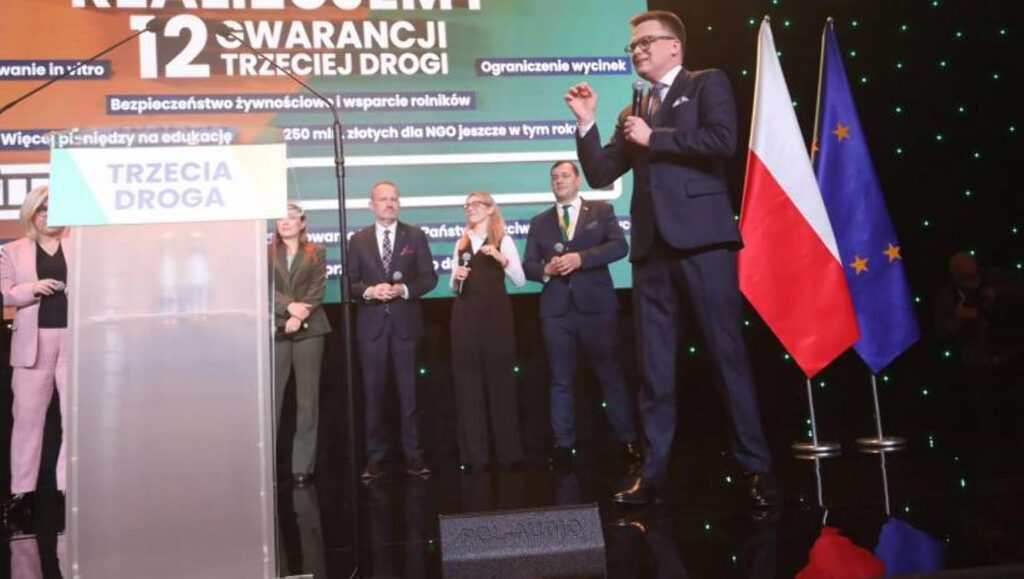 Fot. PAP/Artur Reszko
Białystok, 23.03.2024. Kampania samorządowa 2024. Marszałek Sejmu Szymon Hołownia (P), minister funduszy i polityki regionalnej Katarzyna Pełczyńska-Nałęcz (5P), minister rozwoju i technologii Krzysztof Hetman (4P), minister ds. społeczeństwa obywatelskiego i przewodnicząca Komitetu ds. Pożytku Publicznego Agnieszka Buczyńska (3P) oraz wiceminister rolnictwa i rozwoju wsi Stefan Krajewski (2P) podczas konwencji Koalicyjnego Komitetu Wyborczego Trzecia Droga Polska 2050 Szymona Hołowni Polskie Stronnictwo Ludowe, 23 bm. w Hotelu Gołębiewski w Białymstoku. (jm) PAP/Artur Reszko