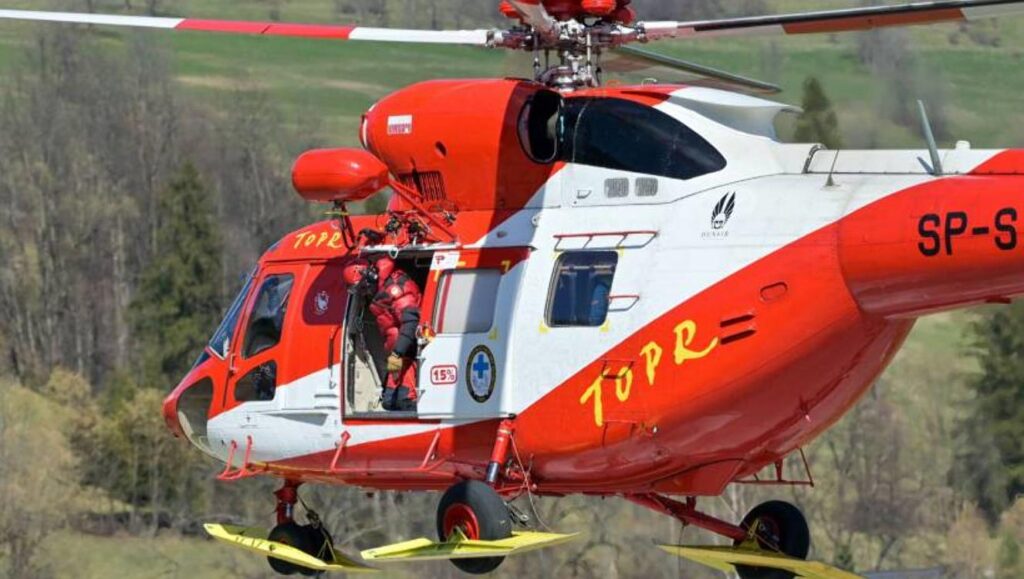 Fot. PAP/Grzegorz Momot
Zakopane, 26.03.2024. Helikopter TOPR transportuje zwłoki żołnierza Wojsk Specjalnych, który zginął w wypadku lawinowym w rejonie Niżnych Rysów, 26 bm. w Zakopanem. (sko) PAP/Grzegorz Momot